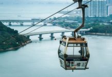 VIDEO: Se derrumba un puente con autos en China
