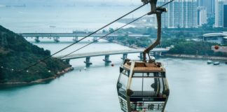 VIDEO: Se derrumba un puente con autos en China