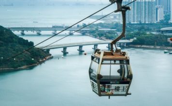 VIDEO: Se derrumba un puente con autos en China