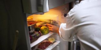 Hombre encuentra un bebé momificado en el congelador de su difunta madre