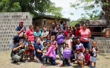 Fundación Tsunami Waves entrega útiles escolares en Puerto Plata