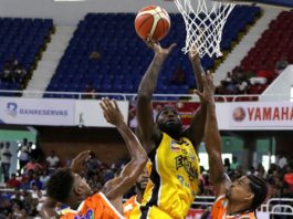 Tyrone Curnell lidera triunfo del Barias sobre Huellas en la semifinal del TBS Distrito 2019