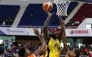 Tyrone Curnell lidera triunfo del Barias sobre Huellas en la semifinal del TBS Distrito 2019