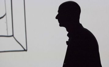 ¿A qué se dedicaba Jeff Bezos antes de fundar Amazon hace 25 años (y cómo se le ocurrió la idea)?