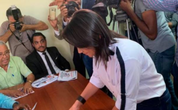 Faride inscribe su candidatura a la senaduría del Distrito Nacional por el PRM
