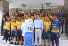 Pantoja presenta título al alcalde del Distrito Nacional