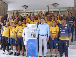 Pantoja presenta título al alcalde del Distrito Nacional