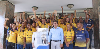 Pantoja presenta título al alcalde del Distrito Nacional