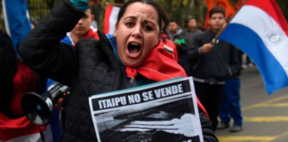 Cómo un acuerdo sobre la mayor planta hidroeléctrica del mundo tiene contra las cuerdas al gobierno de Paraguay