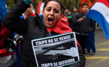 Cómo un acuerdo sobre la mayor planta hidroeléctrica del mundo tiene contra las cuerdas al gobierno de Paraguay