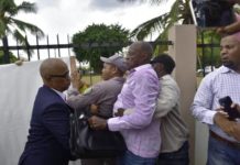 Policía impide a la fuerza a seguidores de Leonel que pinten murales próximo al Congreso