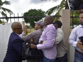 Policía impide a la fuerza a seguidores de Leonel que pinten murales próximo al Congreso