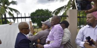 Policía impide a la fuerza a seguidores de Leonel que pinten murales próximo al Congreso