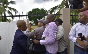 Policía impide a la fuerza a seguidores de Leonel que pinten murales próximo al Congreso