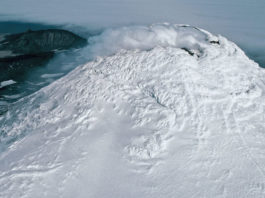 El hielo glaciar de un volcán oculta un lago de lava hirviendo