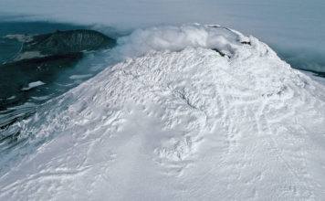 El hielo glaciar de un volcán oculta un lago de lava hirviendo