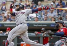 Santana encabeza victoria de los Indios