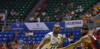 Metros vencen a Leones para su tercera victoria consecutiva en casa