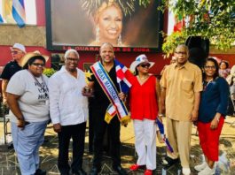Raúl Acosta (Oro Sólido) recibe la “Estrella del Triunfo” en el Paseo de La Fama del Parque Celia Cruz