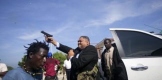 Senador de Haití deja dos heridos al disparar contra la multitud cerca del Parlamento