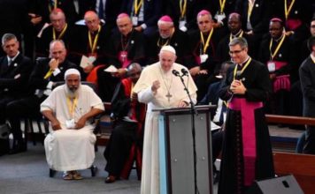 El papa asegura que el clero se está “momificando”