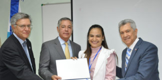Ministro de Hacienda clausura Diplomado en Finanzas