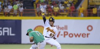 Águilas pintan de blanco a las Estrellas