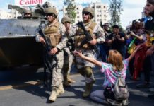 Protestas en Chile: 3 muertos en un incendio en los disturbios que continúan pese a la decisión del gobierno de suspender el alza de las tarifas del metro en Santiago