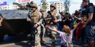 Protestas en Chile: 3 muertos en un incendio en los disturbios que continúan pese a la decisión del gobierno de suspender el alza de las tarifas del metro en Santiago