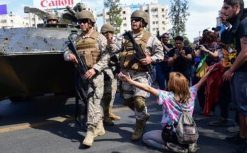 Protestas en Chile: 3 muertos en un incendio en los disturbios que continúan pese a la decisión del gobierno de suspender el alza de las tarifas del metro en Santiago