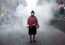 Crisis en Ecuador: ¿qué hay detrás de la foto más emblemática de las protestas indígenas? (y por qué las mujeres son clave en este movimiento)