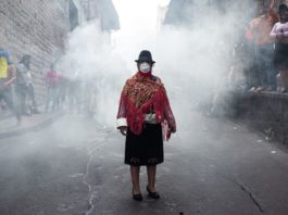 Crisis en Ecuador: ¿qué hay detrás de la foto más emblemática de las protestas indígenas? (y por qué las mujeres son clave en este movimiento)