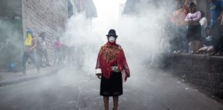 Crisis en Ecuador: ¿qué hay detrás de la foto más emblemática de las protestas indígenas? (y por qué las mujeres son clave en este movimiento)
