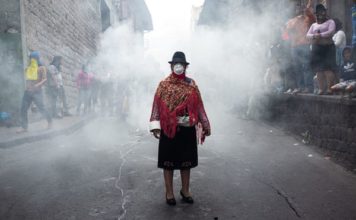 Crisis en Ecuador: ¿qué hay detrás de la foto más emblemática de las protestas indígenas? (y por qué las mujeres son clave en este movimiento)