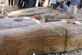 Cómo son los 20 sarcófagos intactos que un equipo de arqueólogos descubrió en Egipto
