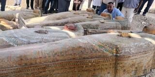 Cómo son los 20 sarcófagos intactos que un equipo de arqueólogos descubrió en Egipto