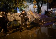 La policía francesa desmantela dos enormes campamentos de migrantes en París