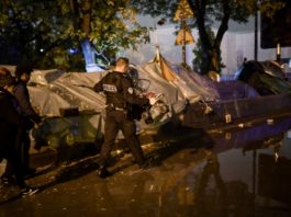 La policía francesa desmantela dos enormes campamentos de migrantes en París