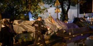 La policía francesa desmantela dos enormes campamentos de migrantes en París