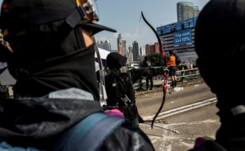 Miles de personas se manifiestan de nuevo en Hong Kong