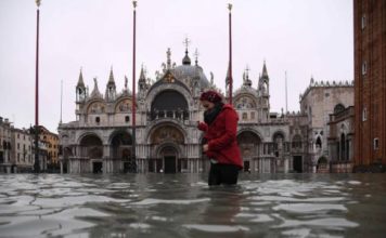 Venecia sufre su peor inundación desde 1966
