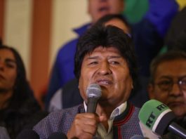 Militares y policías piden a Evo Morales que dimita para pacificar al país