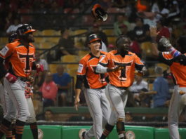 Toros remontan en entradas extras para 11va victoria seguida