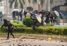 Manifestantes atrincherados en campus de Hong Kong, la policía amenaza con «balas reales»