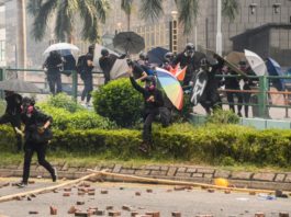 Manifestantes atrincherados en campus de Hong Kong, la policía amenaza con «balas reales»