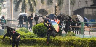 Manifestantes atrincherados en campus de Hong Kong, la policía amenaza con «balas reales»
