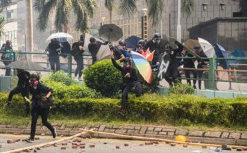 Manifestantes atrincherados en campus de Hong Kong, la policía amenaza con «balas reales»