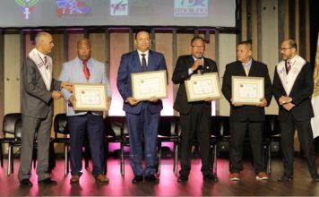 Reconocen contralor por trayectoria en artes marciales