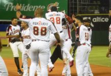 Leones vienen de atrás y vencen a los Toros