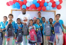 Vladimir Guerrero entrega útiles escolares en Nizao